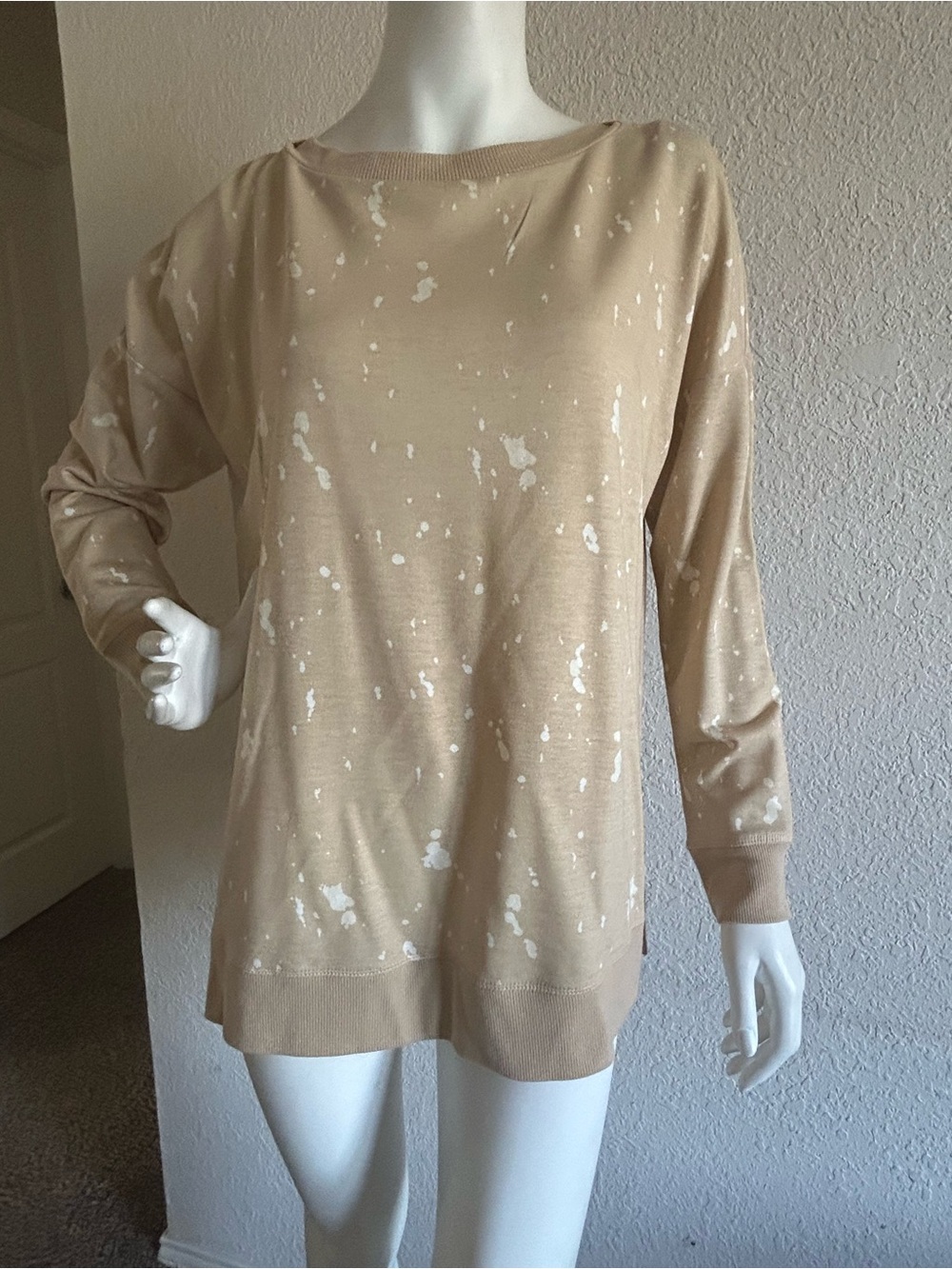 New Women's Beige Paint-Splatter Long Sleeve Top size M from Belk
